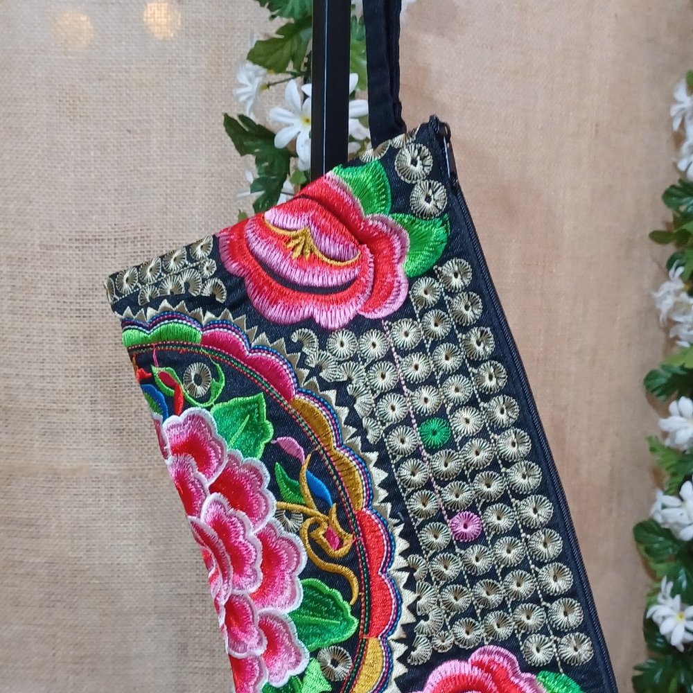 🌼Embroidered Wristlet Bag🌼